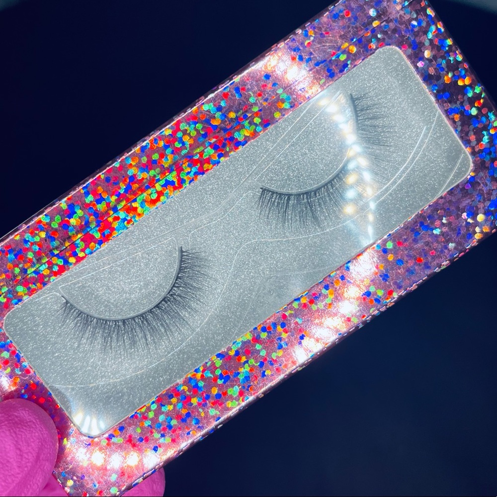 LASHES! LASHES! - Picture 8 of 9